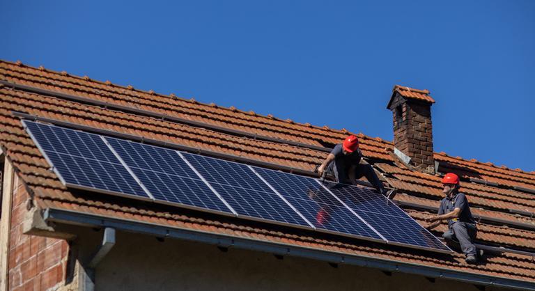 Invertercsere, szaldó, milliós támogatás: hétfőtől számos háztartásban jöhet nagy változás