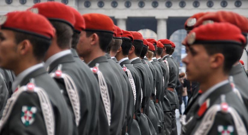 Van baj: népszavazást tartanak a kötelező sorkatonaság időtartamáról