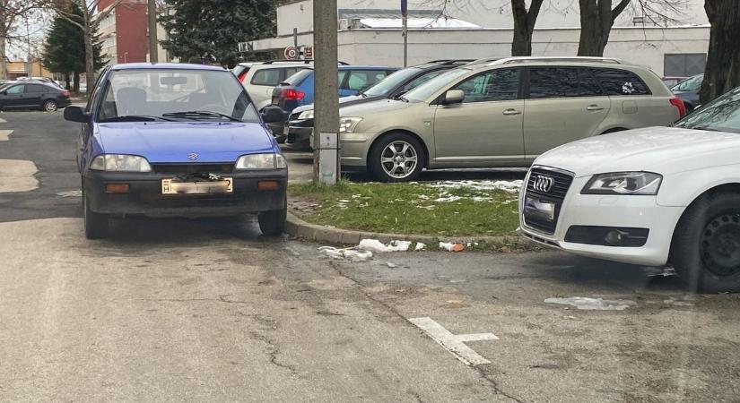 A házunk előtti területet parkolónak használják – Mutatjuk, mit lehet ez ellen tenni!