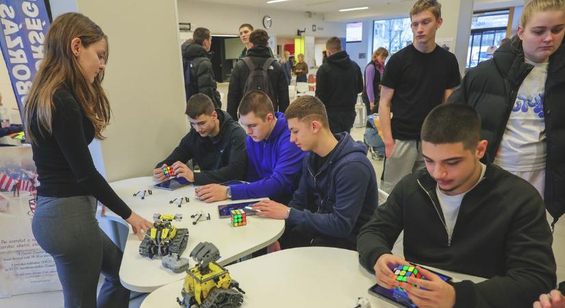 Kódoltak, röptettek, kérdeztek: testközelből ismerkedhettek a jövő lehetőségeivel a diákok