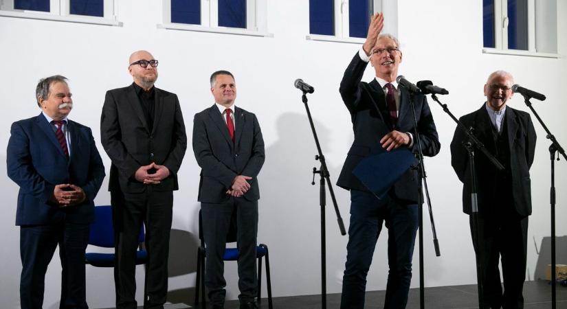 Látványos megújulás: a katolikus tornateremből közösségi ház lett – fotók