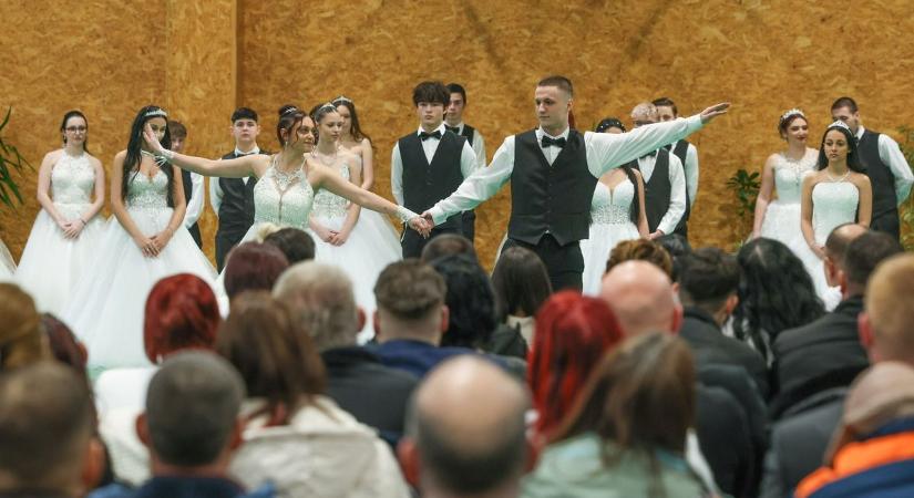 Gombot avattak a sárvárisok, csodaszép tánccal ünnepeltek