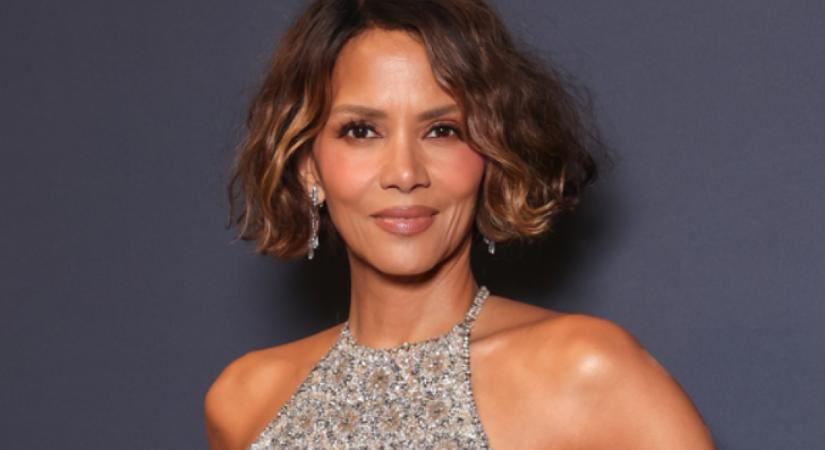 Arcpirító ruhát vett fel az 59 éves Halle Berry: szédítő dekoltázst villantott
