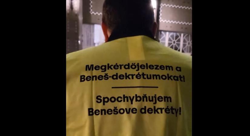 Rendőrök vitték el a felvidéki magyar politikust, mert a Beneš-dekrétumok ellen tüntetett