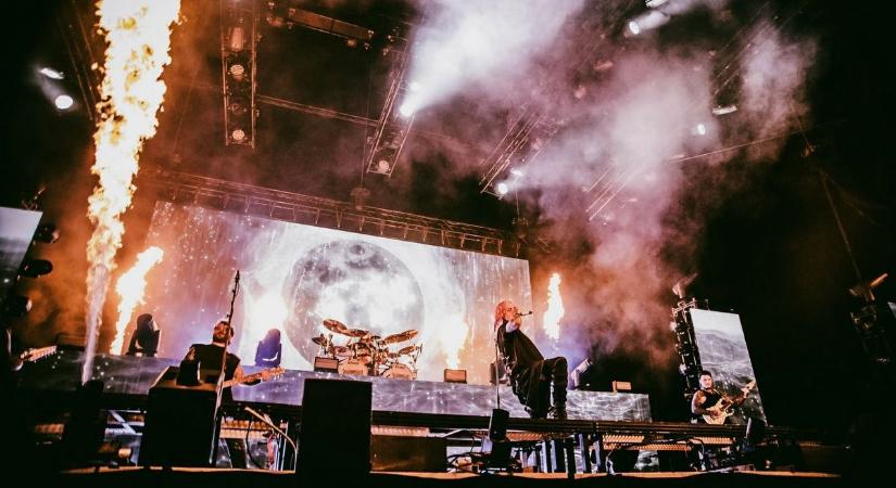 Negyven kiló vasággyal, de leüvölti a fejét mindenkinek – megnéztük a metál új generációját az Arénában