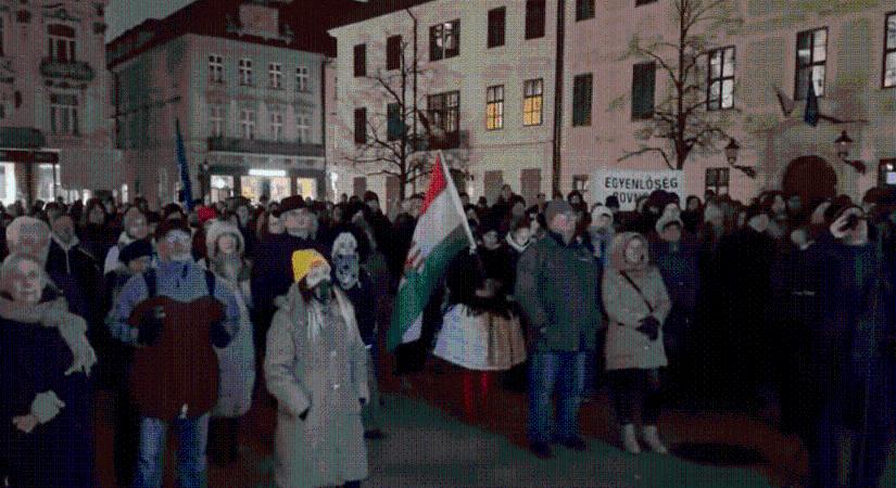 Több százan tüntettek Pozsony főterén a Benes-dekrétumok ellen