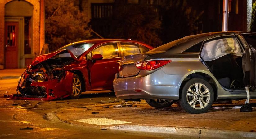 Esti baleset Kaposváron: hatan utaztak az összetört autókban
