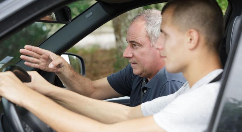 Online elmélet, szimulátoros gyakorlat – ezt hozhatja az új KRESZ