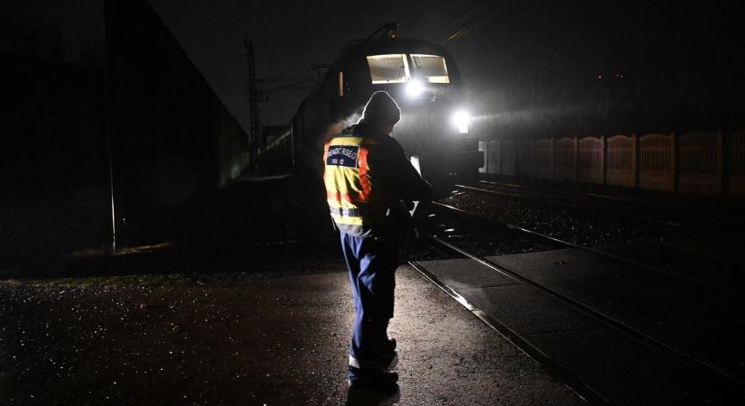 Helyszínelés a zuhogó esőben: drámai fotók érkeztek a szolnoki vonatgázolás helyszínéről