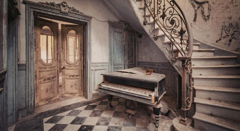 Így néz ki belülről az elhagyatott magyar luxusvilla, lefordulsz a székről attól, amit benne találtak