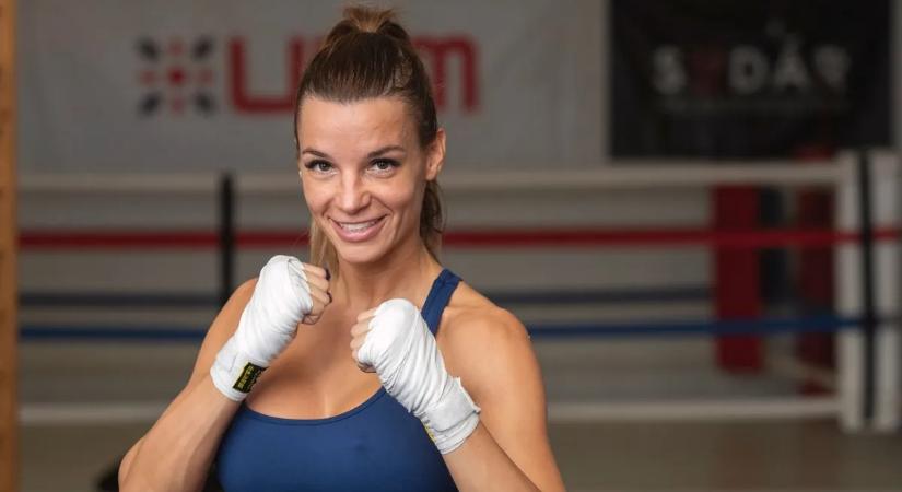 Nem semmi látvány! Bikiniben pózolt a város felett Katona Renáta