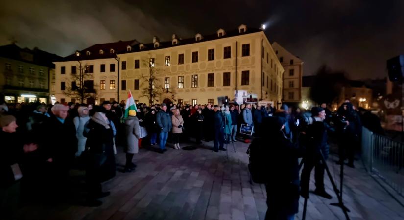 Szerény létszám, komor hangulat: a Magyar Szövetség tüntetése Pozsonyban a Beneš-dekrétumok ellen (Képekkel)