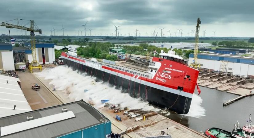 Egy kimerült tengeri olajmezőn babrálnak a vízben Dániánál – mire készülhetnek?