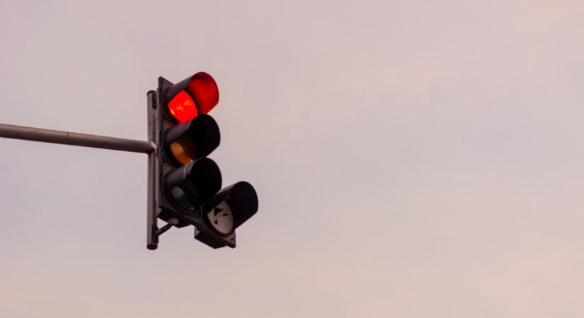 Az önvezető autók miatt jön az újabb közlekedési lámpa