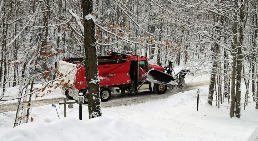 Elszabadult az őrült hókotrós, káromkodva bosszantotta a helyieket – videó