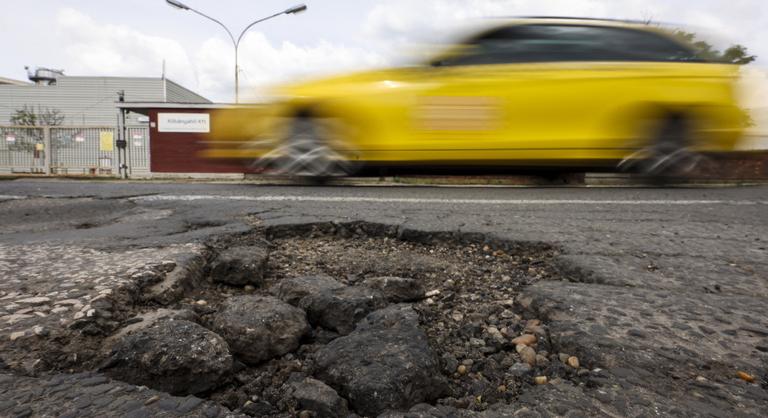 Nyárig fog tartani, mire kijavítják az összes budapesti kátyút, pedig három műszakban dolgozik a Budapest Közút