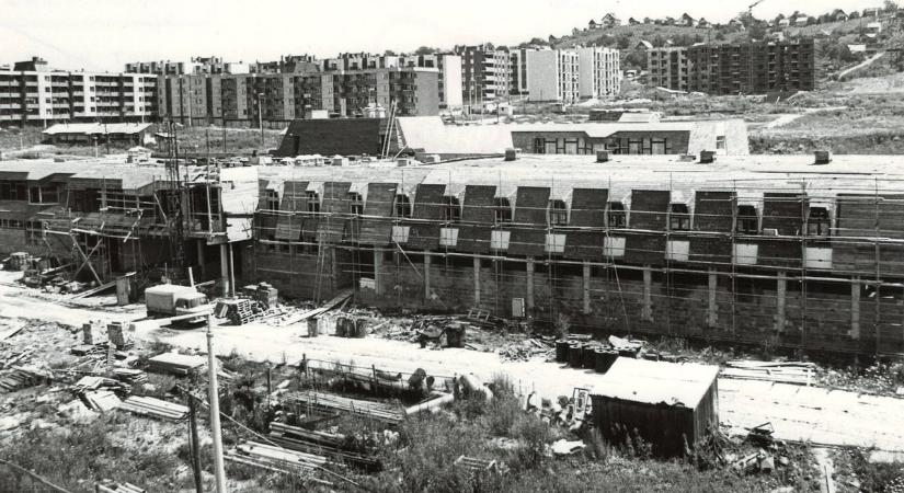 Játssz velünk! Felismered, hogy mi épül ezeken a régi képeken?