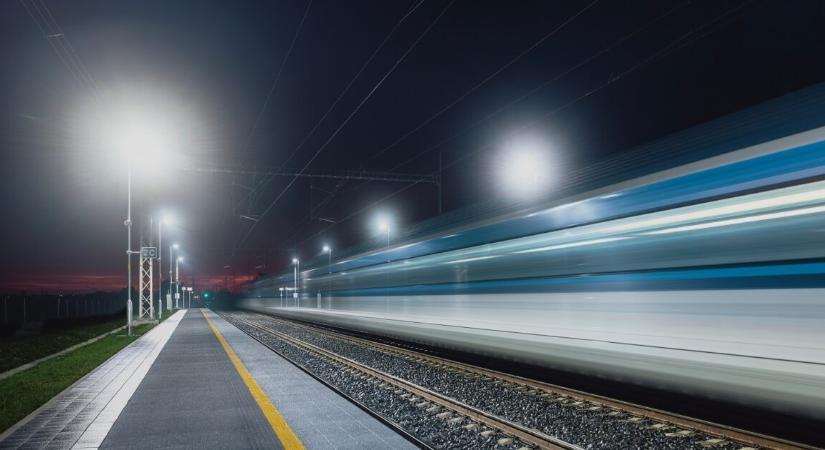 Súlyos vasúti baleset lassítja a szolnoki vonalakat – késések és kimaradások vannak