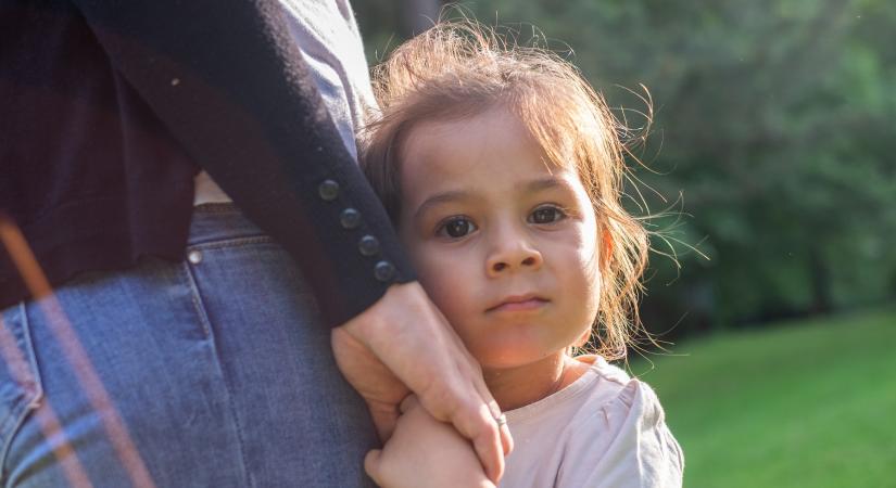 Mi lesz a kislány sorsa, akit diszkriminatív módon elvettek örökbefogadóitól? – És mit élnek meg a családra váró gyermekek?