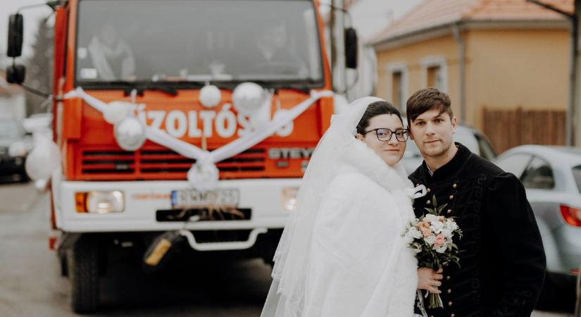 Tűzoltók és huszárok tisztelegtek az ifjú pár előtt – ilyen még nem volt!