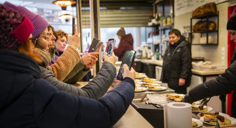 Erdélyi háziasszonyok és Michelin-csillagos séfek főznek, itt lesz a legendás lepény is