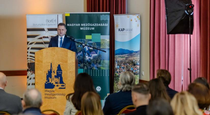 Támogatásokkal és intézkedésekkel segíti az agrártárca a szőlő- és borágazatot