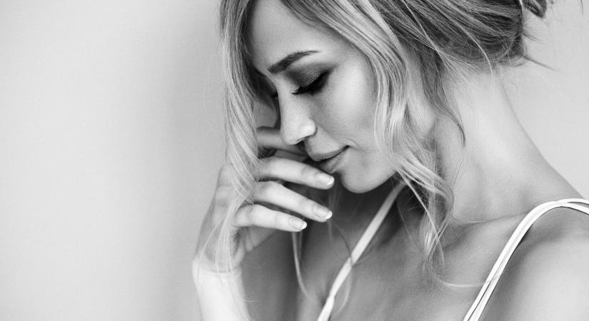 Tizenöt női orgazmus művészi szemmel megörökítve