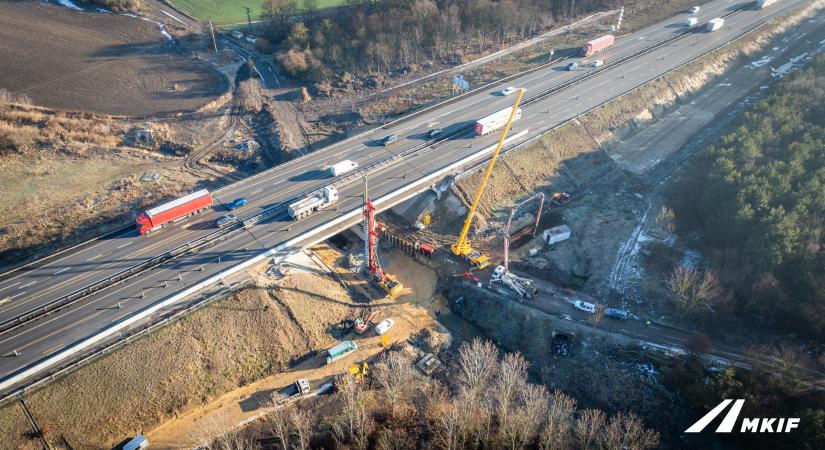 Hídépítés éjjel és nappal – Látványos videón az M1-es autópálya fejlesztése