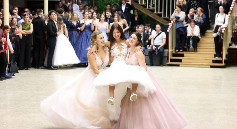 Szalagavatót tartottak a kaposvári Munkácsy Gimnáziumban – videó és galéria