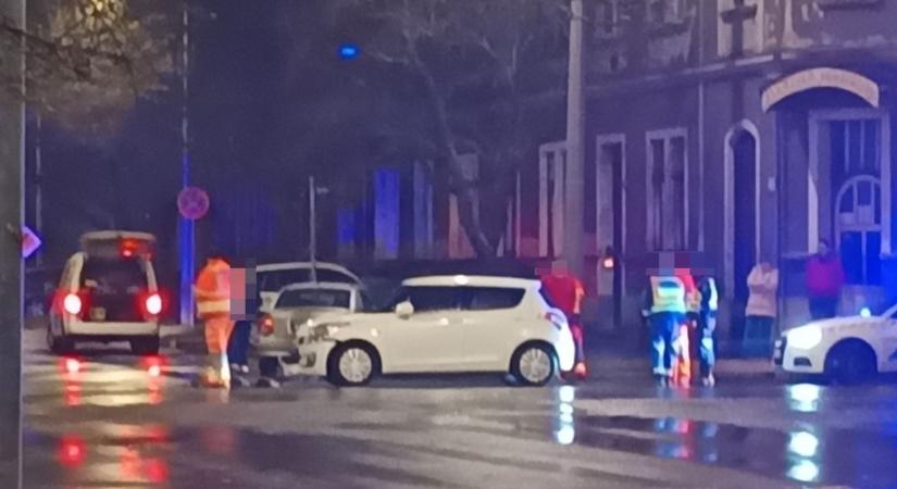 Autók ütköztek az éjjel Szombathelyen - fotók