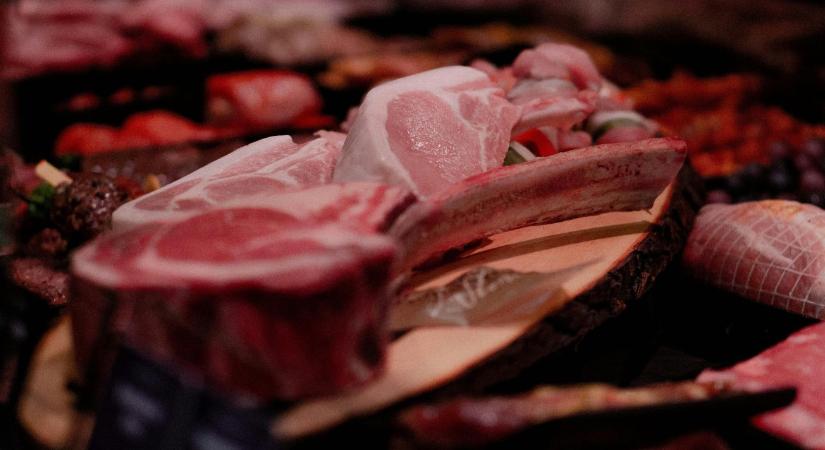 Őrület: Amszterdamban betiltják a közterületi húsreklámokat