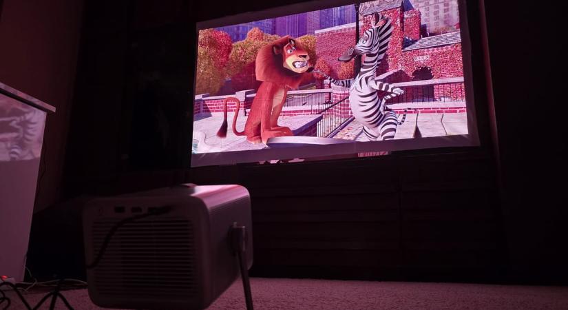 A diavetítés romantikája 4K-ban: teszten az apró családi projektor