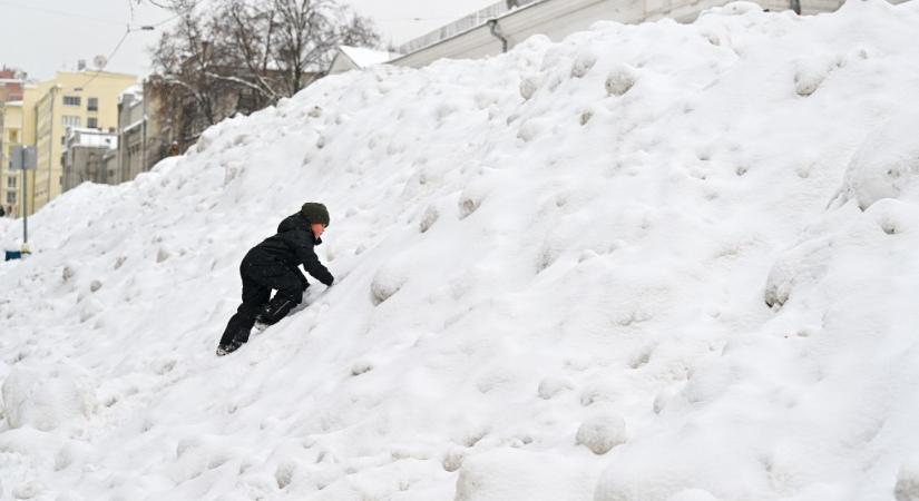 Moszkvát több mint 200 éve nem látott havazás sújtja