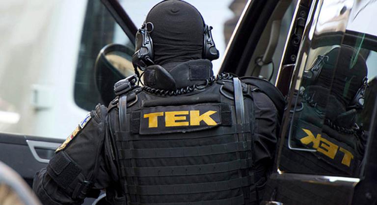 TEK-es lőtte ki a lángoló gázpalackokat az M6-oson – videó