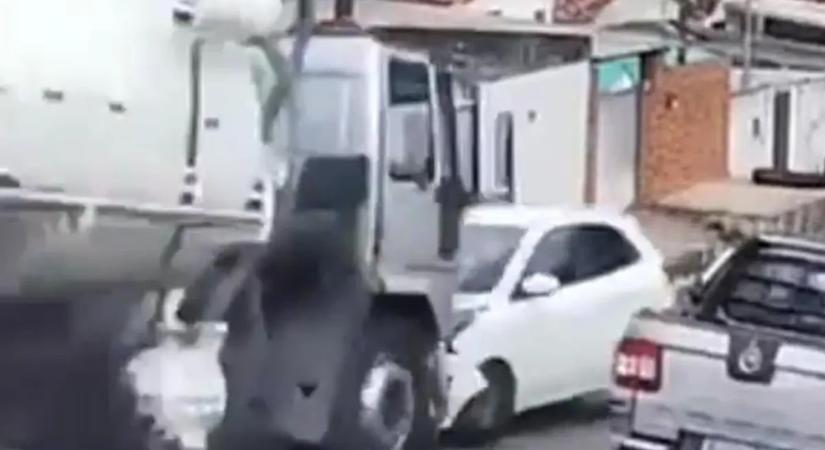 Elszállt a fék a teherautón, letarolta az egész utcát