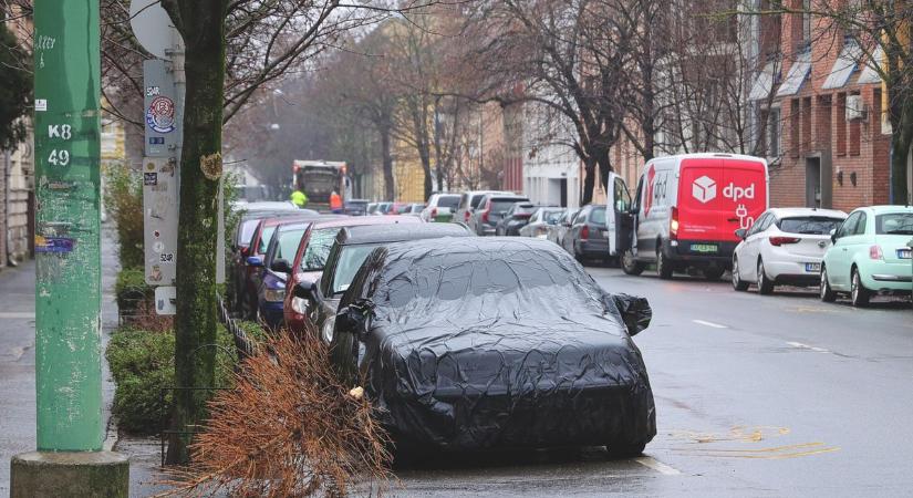Ponyvával a parkolási díj ellen? Egy kérdésre már van válasz, egy másik még hiányzik