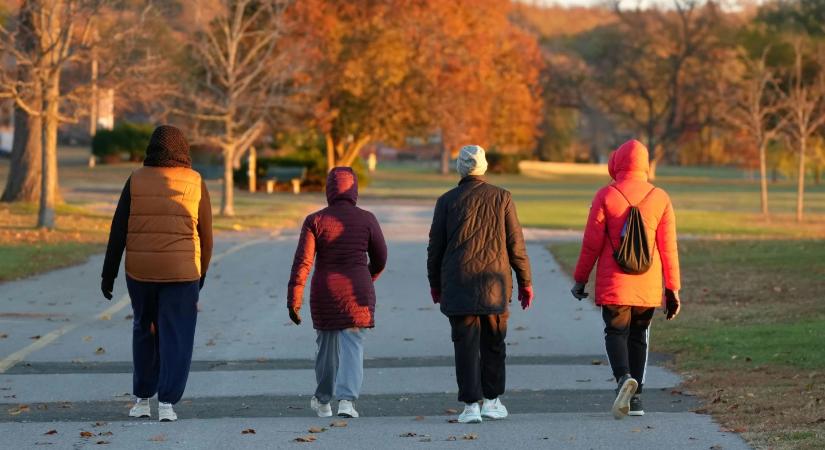 A tudomány megerősítette: aki gyorsabban sétál, okosabb – és lassabban öregszik