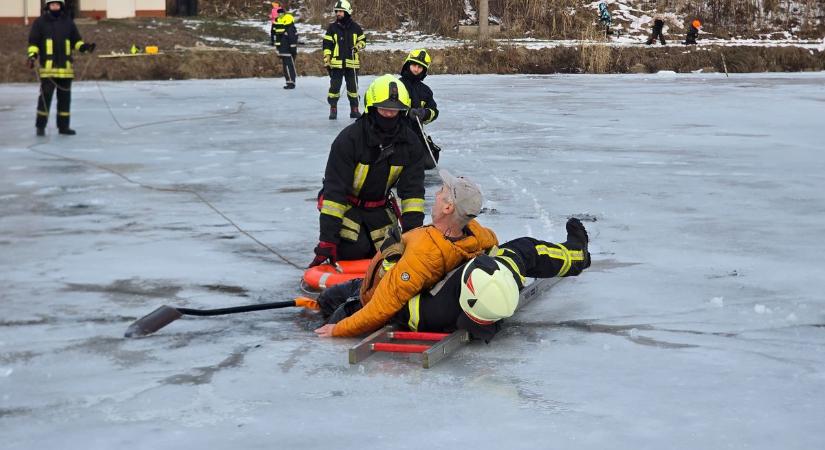 Videón, hogy mentik a tűzoltók azt, aki alatt beszakadt a jég fotók
