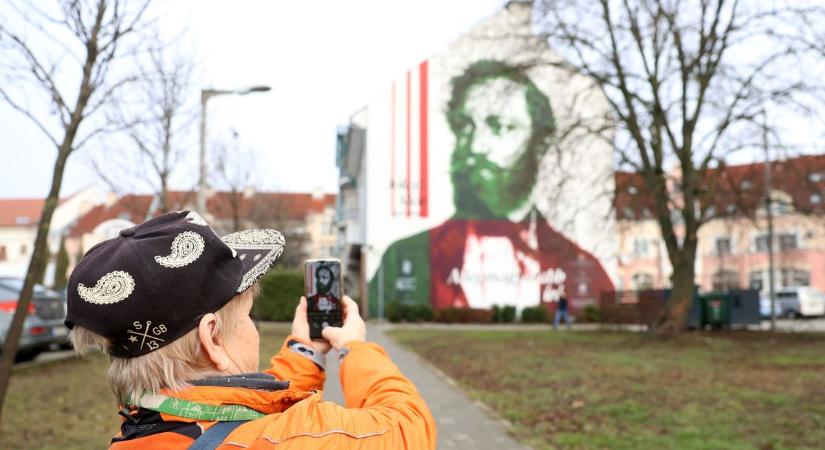 Jókai Mórt még nem láttad ekkorában, óriási utcai falfestményen figyel a kaposváriakra ezentúl az írófejedelem