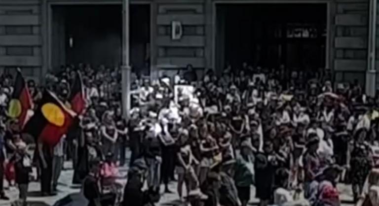 Kis híján tömegtragédiát okozott a férfi, aki házi készítésű bombát dobott az emberek közé