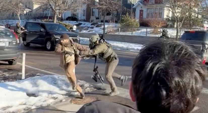 Az amerikai kormány polgárjogi vizsgálatot indított a Minneapolisban lelőtt Alex Pretti ügyében