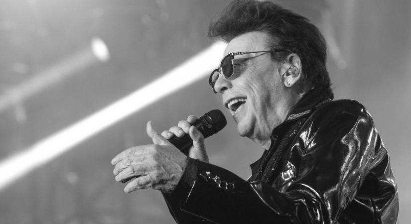 Ezrek emlékeznek Fenyő Miklós abonyi és martfűi koncertjére, gyászolnak a rajongók