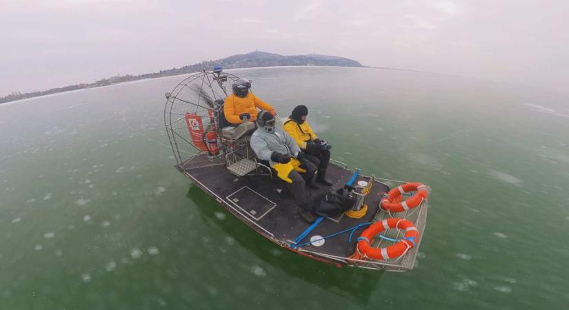 9 évet kellett várni a pillanatra: különös járművel száguldott a Balatonon a Heti Napló retrológusa