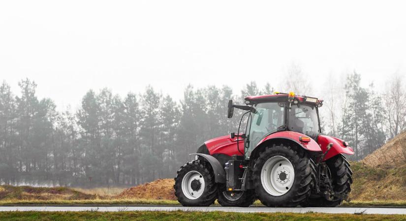 Új KRESZ: az éjszakai parkolásnak annyi és megszigorítják a traktorokra vonatkozó szabályokat is