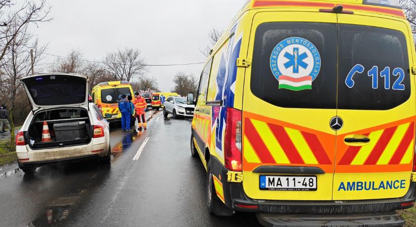 Frontális karambol történt Bordánynál: a helyszínre négy mentő érkezett (Galéria)