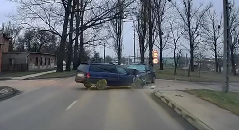 Jogosítvány nélküli sofőr okozott súlyos balesetet Dorogon, a vétlen autóst mentőhelikopter vitte kórházba