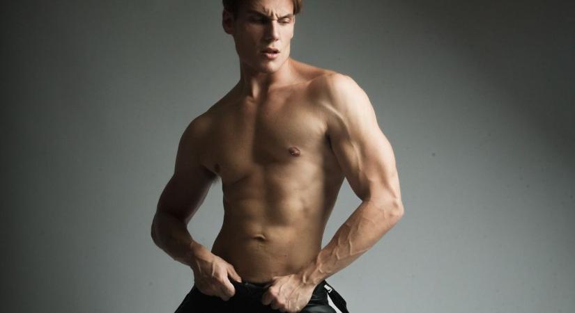 Félmeztelenül pózol friss fotóin a Szekszárdról indult befutott modell-színész