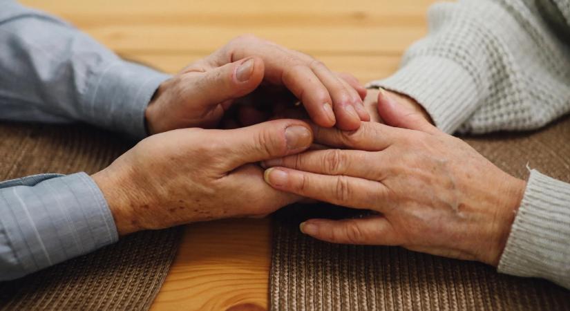 Mi az életvégi méltóságterápia, és hogyan segíthet a haldoklóknak?