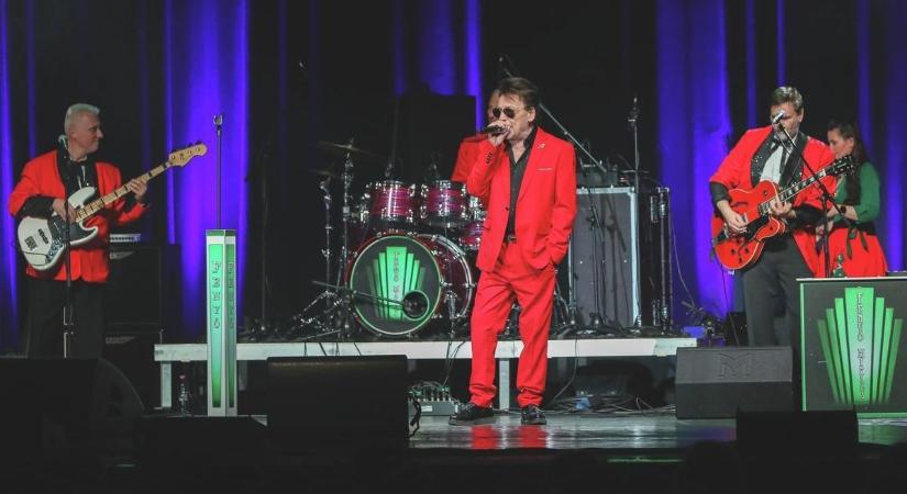 Fotókon, amikor Fenyő Miklós felrobbantotta a szombathelyi AGORA színpadát