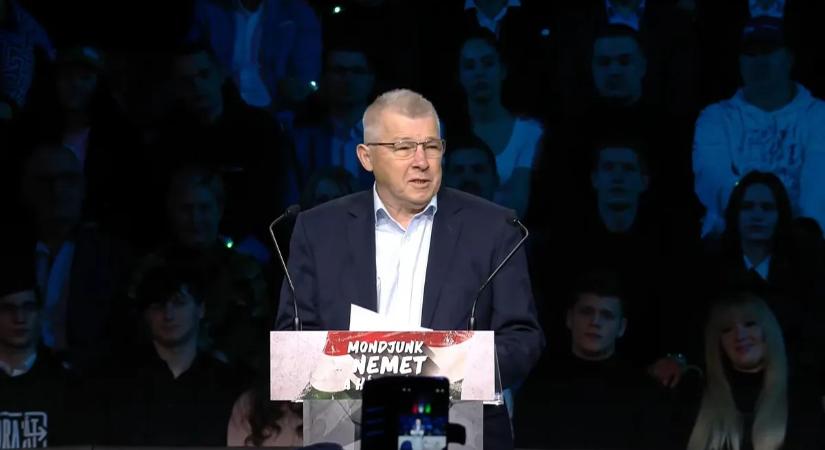 Szabó Zsolt a hatvani Háborúellenes Gyűlésen: csak a kézzel fogható fejlesztések visznek előre!